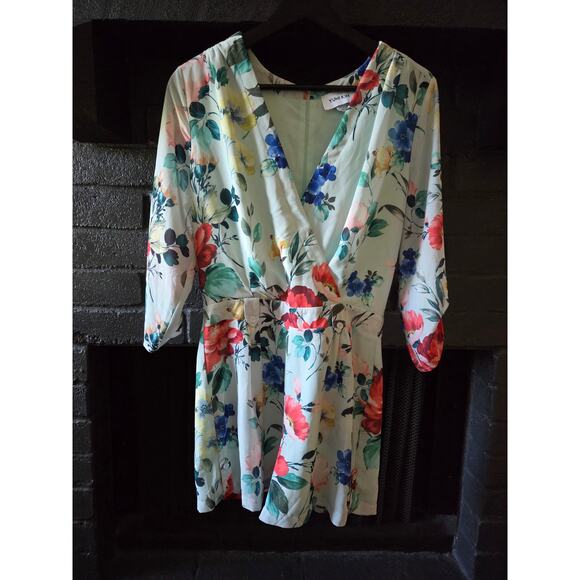 Yumi Kim Floral Lightweight Flowy V neck Romper size small - Picture 1 of 5